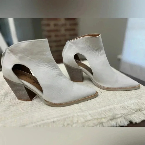 Free People Wilder Pointed Toe Leather Booties Size EU 37 US 6 White Western New - Picture 3 of 16
